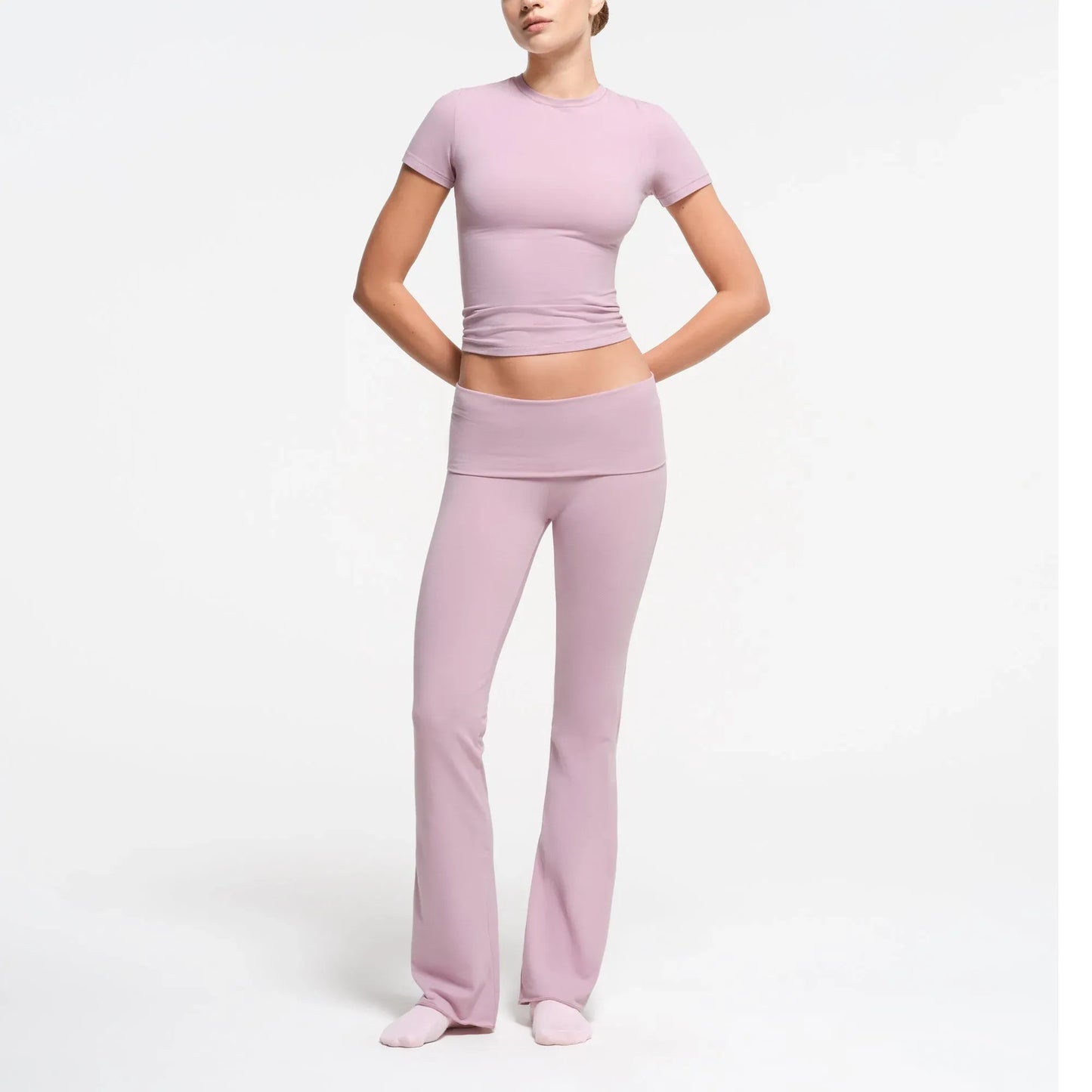 AP-PNT-0715-DSK-XB-SKIMS-LOUNGEWEAR_0006-FR.webp