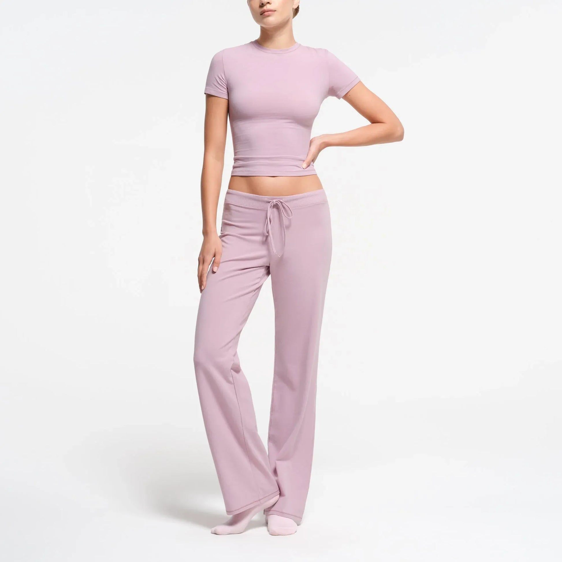 AP-PNT-1384-DSK-XB-SKIMS-LOUNGEWEAR_0003-FR.webp