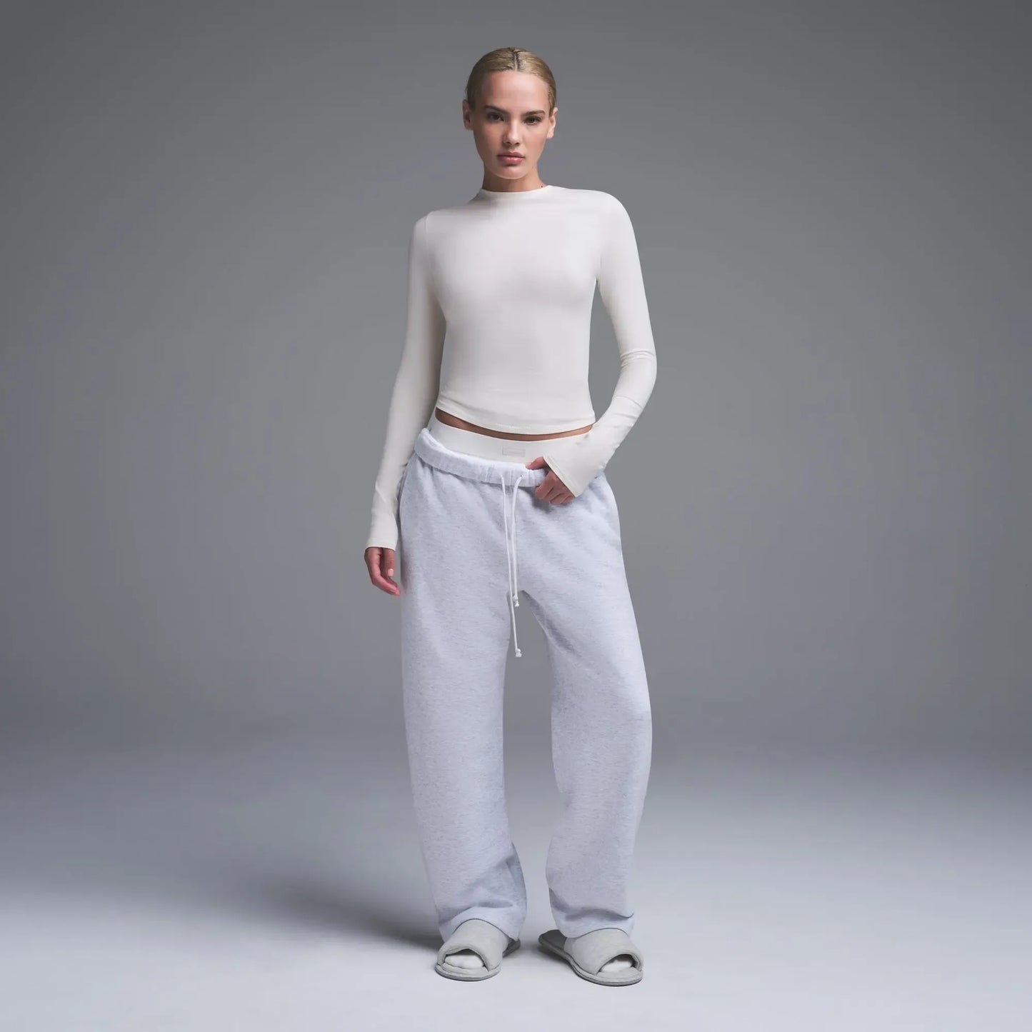 AP-TSH-0647-MBL-JC-SKIMS-LOUNGEWEAR_4148-FR_9f9878f8-e5e8-4f29-ac9c-6a017ee33bac.webp