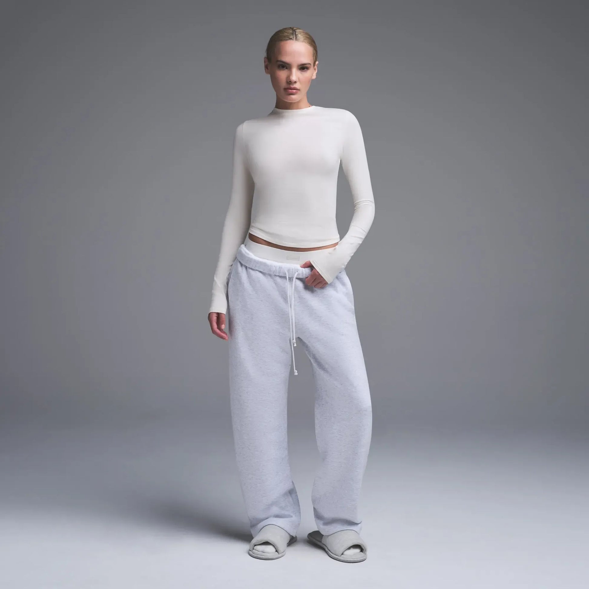 AP-TSH-0647-MBL-JC-SKIMS-LOUNGEWEAR_4148-FR_9f9878f8-e5e8-4f29-ac9c-6a017ee33bac.webp